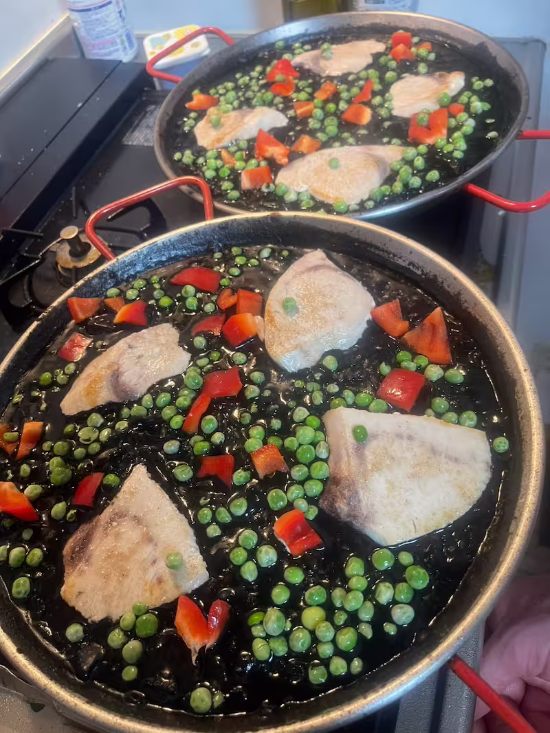 スミイカ墨のパエリア・メカジキ添え｜Paella Negra con Pez Espada